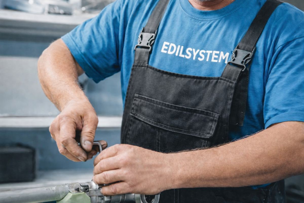 Plombier EDILSYSTEM en intervention sur une installation